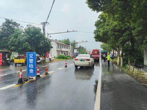 公安民警冒雨在萬載縣鐵山界省際查緝點檢查過往車輛2