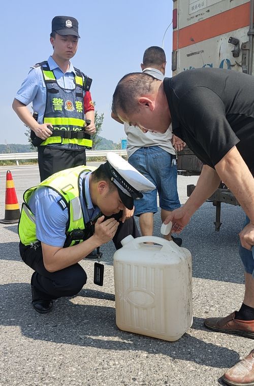 萬載西高速出入口查緝點 公安交警在仔細檢查過往車輛攜帶的貨品