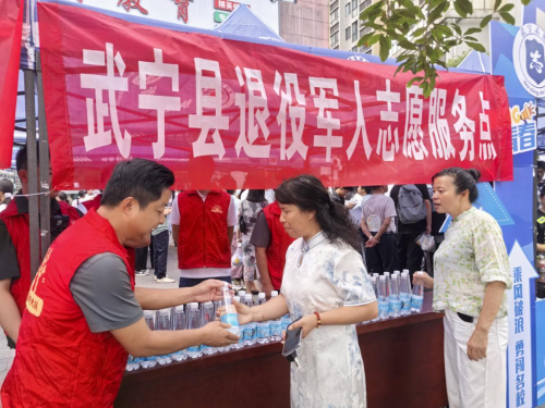 武寧縣退役軍人在進行志愿服務(wù)