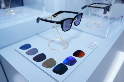 千问AI眼镜全球首秀：海外观众排队试戴，成为“人气王”