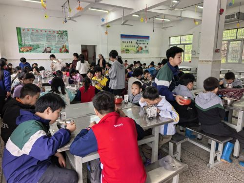 一顿爱心米粑，温暖太阳村困境儿童的心