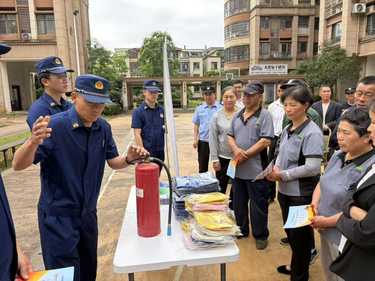 消防宣传进小区 实操演练筑牢安全防线
