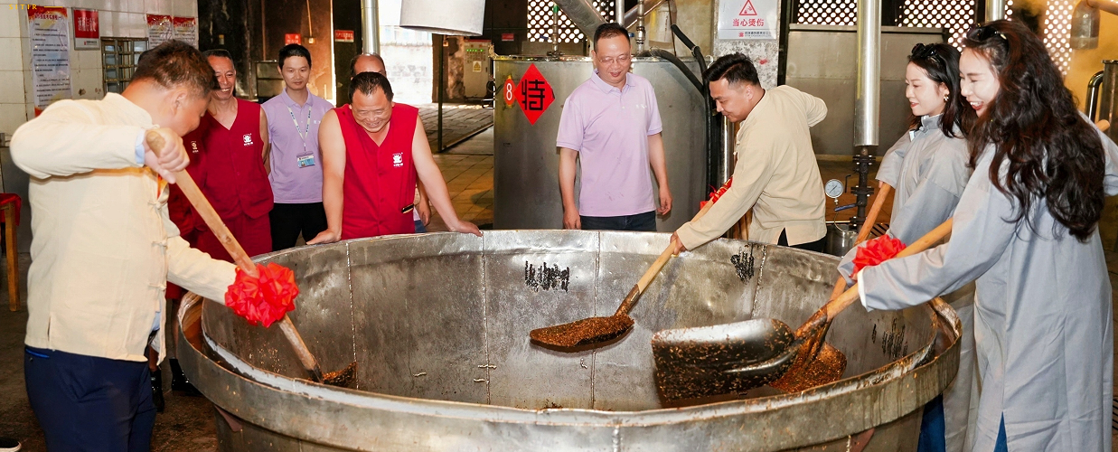 沉浸式回厂游体验新样本 “特香美酒节”打造时空穿越之旅